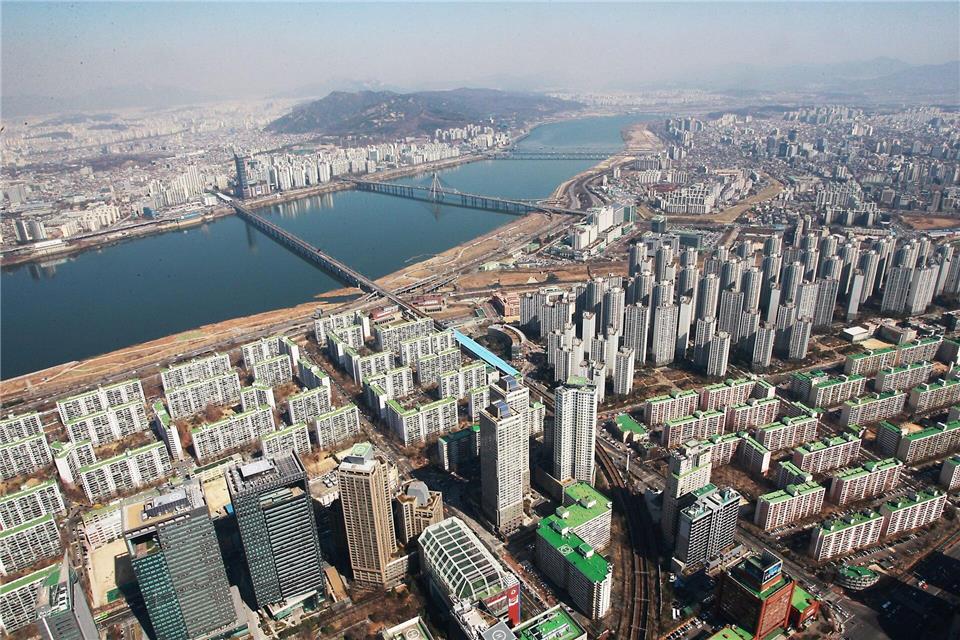 Der Han-Fluss und die Stadt von oben: Blick vom Lotte World Tower auf Seoul.Kim Chul-Soo/epa/dpa-tmn
