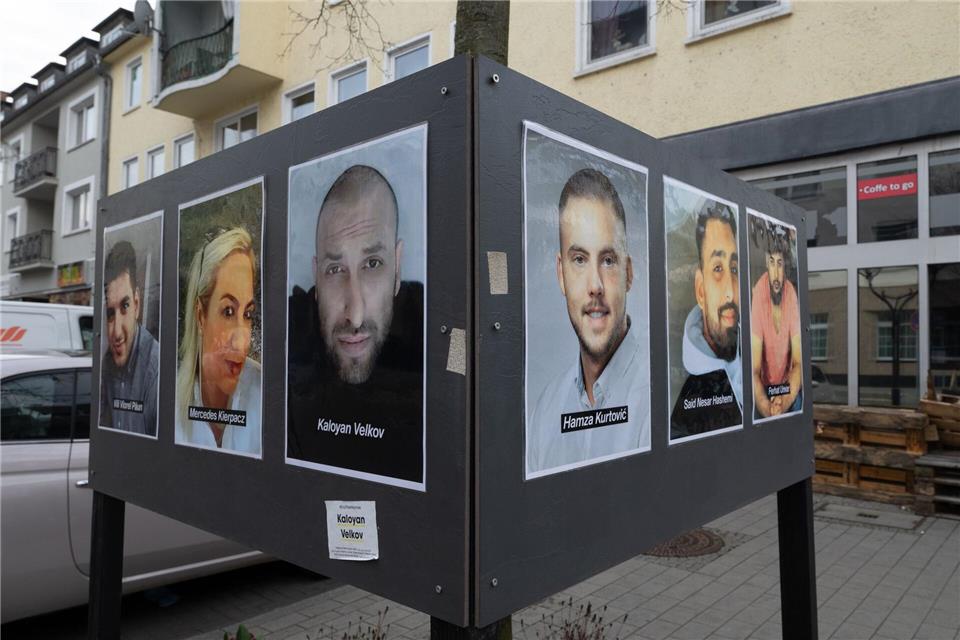 Der Hanauer Heumarkt war einer der beiden Tatorte. Fotos erinnern dort an die Opfer. (Archivbild)Boris Roessler/dpa