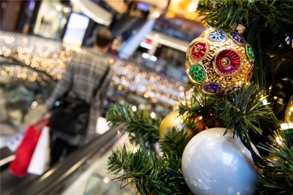 Der Handel hofft aufs Weihnachtsgeschäft - ist aber nicht besonders optimistisch. (Archivbild)Bernd von Jutrczenka/dpa