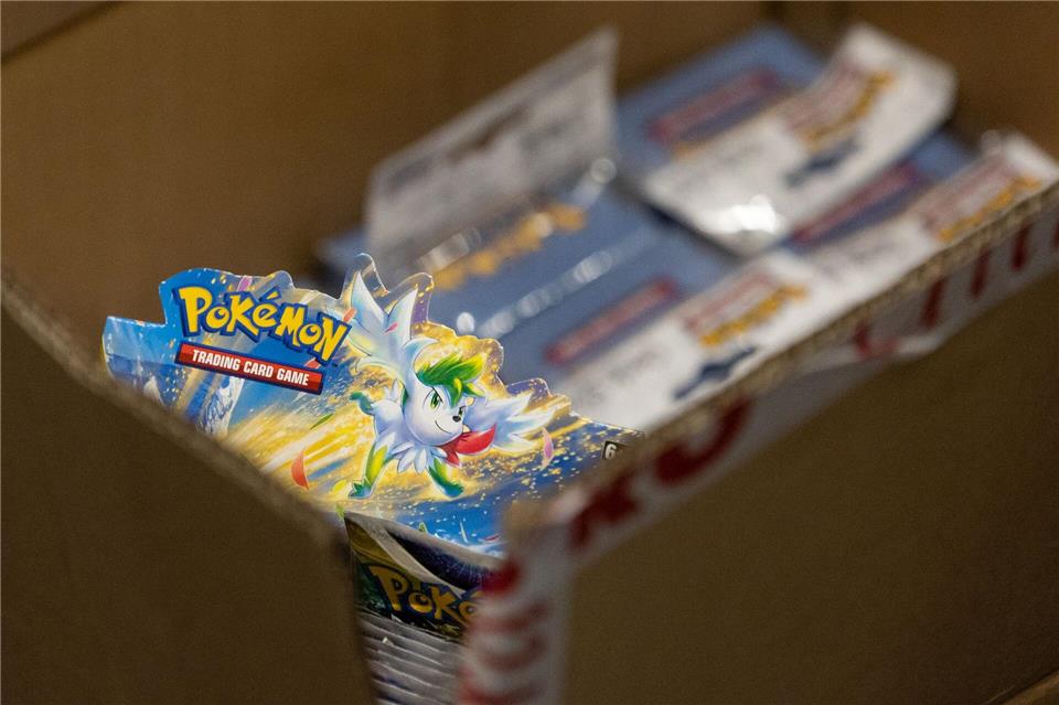 Der Handel mit Pokémon-Sammelkarten hat in den vergangenen Jahren wieder an Bedeutung gewonnen. Seltene Exemplare erzielen teils hohe Preise. (Symbolbild)Hannes P. Albert/dpa