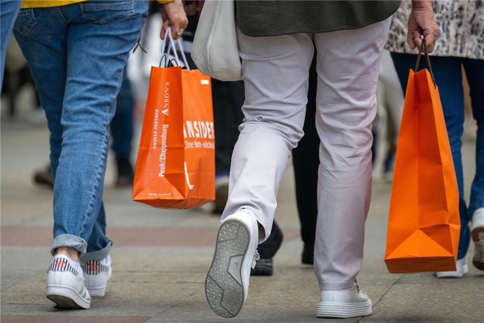 Der Handel rechnet mit einem rückläufigen Ostergeschäft. (Archivbild)Monika Skolimowska/dpa