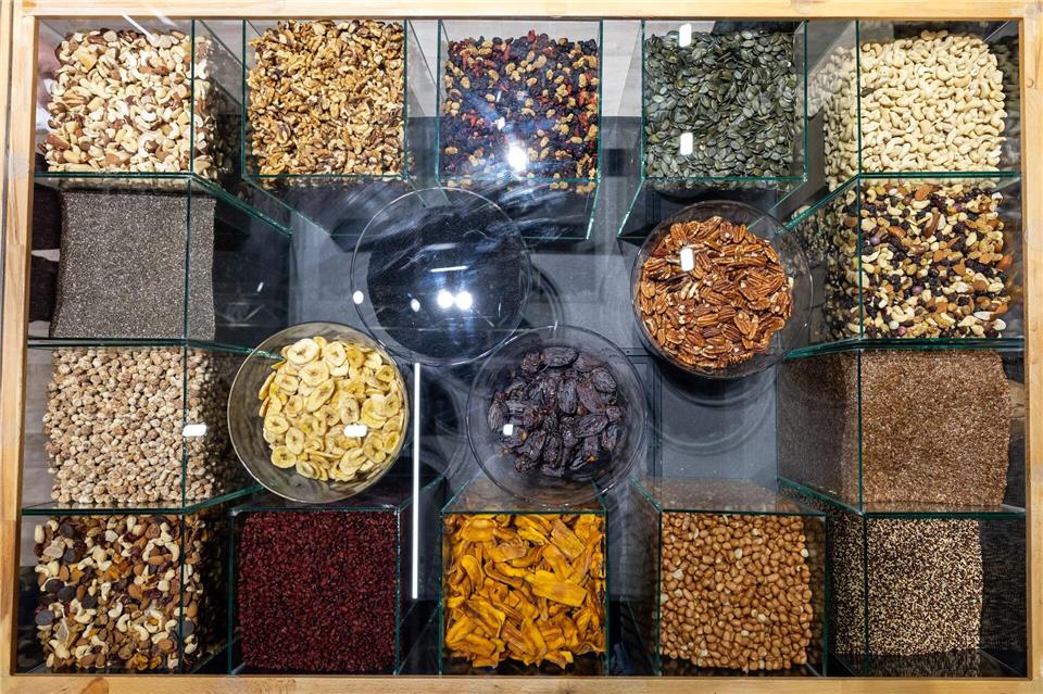 Der Handel stellt inzwischen mehr Bio in die Regale. (Archivbild)Daniel Karmann/dpa