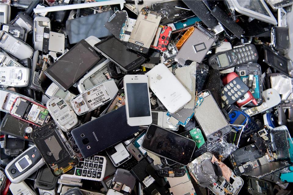 Der Handel wird unter anderem verpflichtet, Rückgabestellen für alte Mobiltelefone, Taschenlampen oder Elektrorasierer einheitlich zu kennzeichnen. (Archivbild)Julian Stratenschulte/Deutsche Presse-Agentur GmbH/dpa