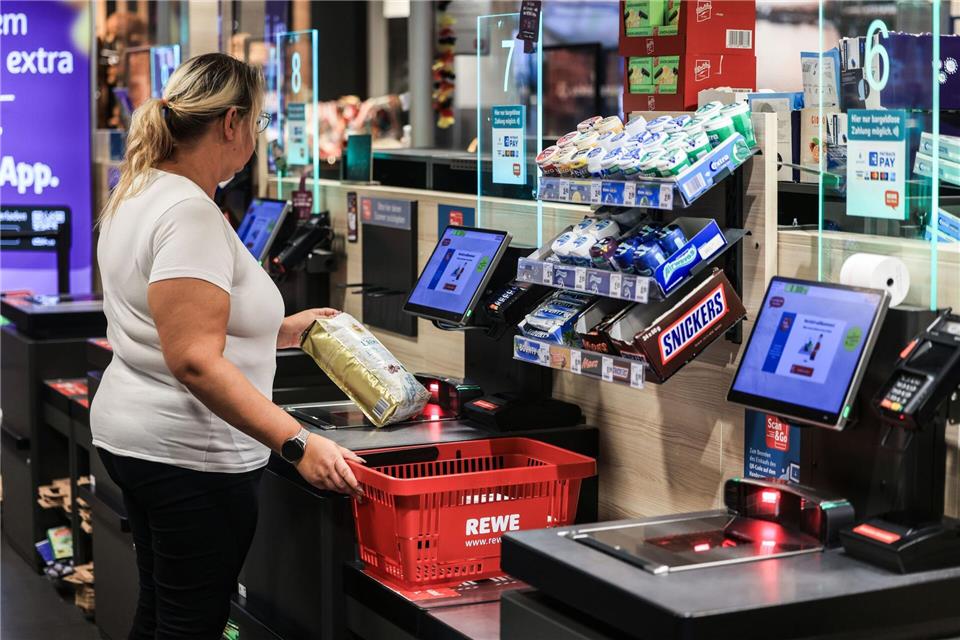 Der Handelskonzern Rewe setzte 2025 mehr um als im Vorjahr. (Archivbild)Oliver Berg/dpa