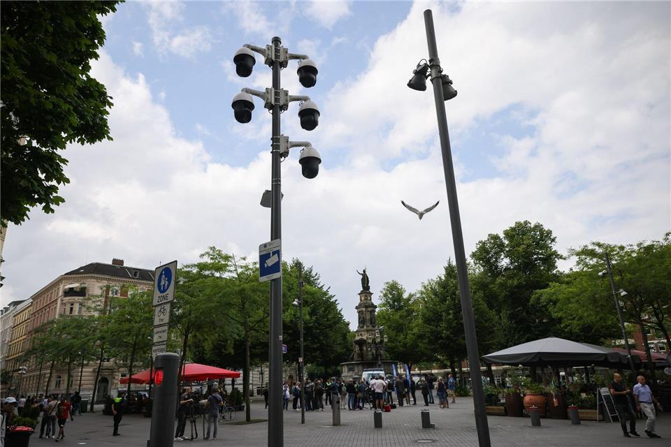 Der Hansaplatz im Hamburger Stadtteil St. Georg wird bereits KI-gestützten Kameras überwacht. (Archivbild)Christian Charisius/dpa
