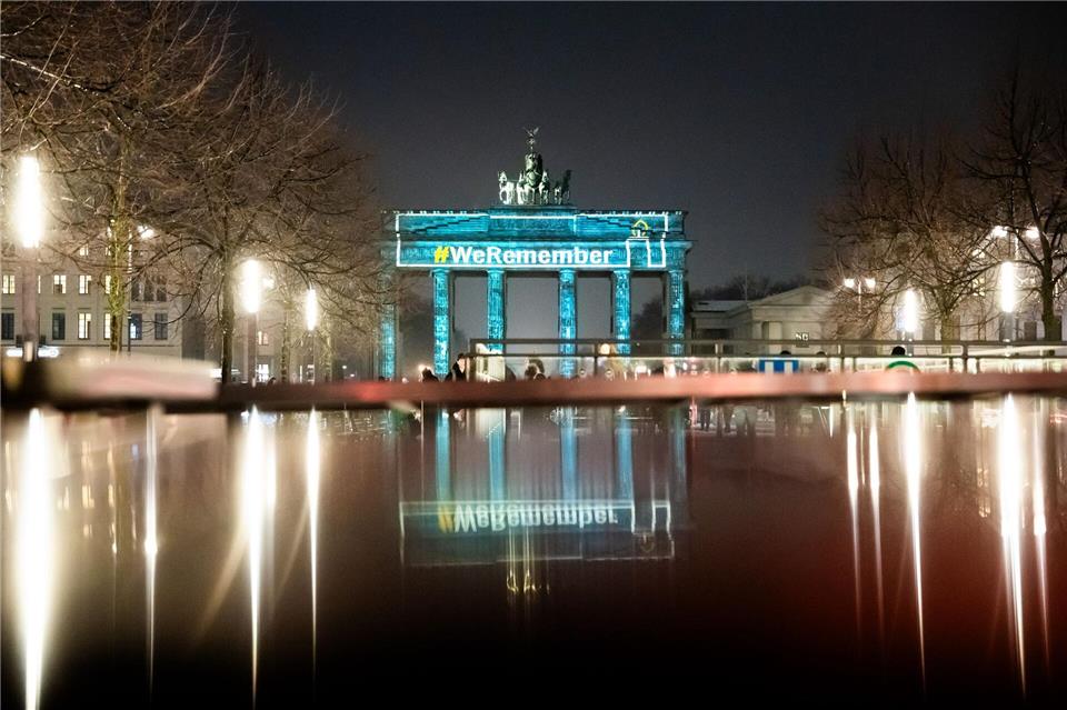 Der Hashtag „#WeRemember“ wird anlässlich des Internationalen Tags des Gedenkens an die Opfer des Holocaust auf das Brandenburger Tor projiziert.Christoph Soeder/dpa