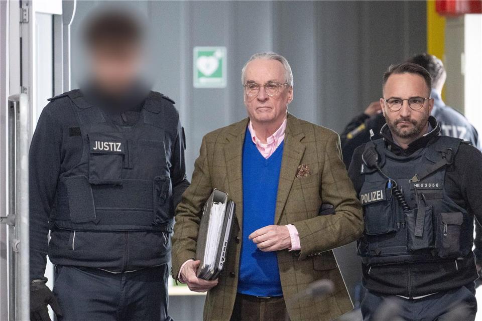 Der Hauptangeklagte Heinrich XIII. Prinz Reuß hat vor Gericht seine Einlassung fortgesetzt. Boris Roessler/dpa Pool/dpa