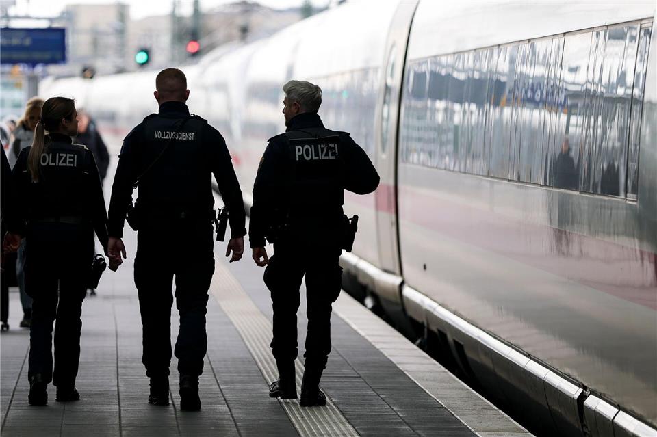 Der Hauptbahnhof Halle ist derjenige mit den meisten erfassten Straftaten. (Archivbild)Jan Woitas/dpa