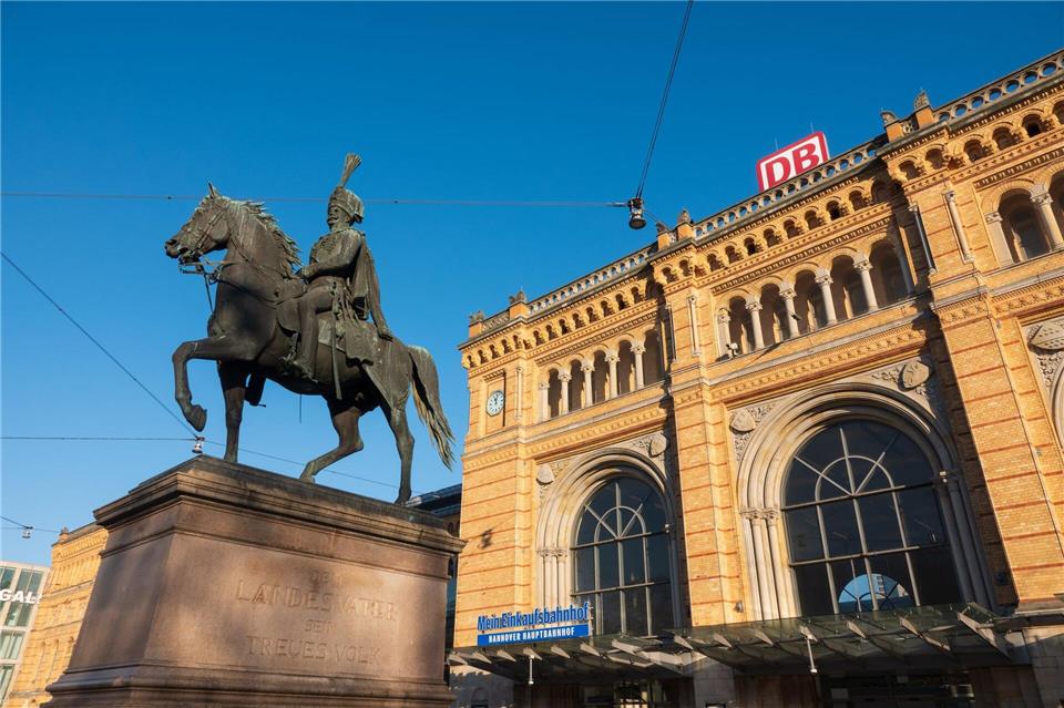 Der Hauptbahnhof Hannover zählt zu den wichtigsten Knotenpunkten des Schienenverkehrs in Deutschland. (Symbolbild)Sarah Knorr/dpa