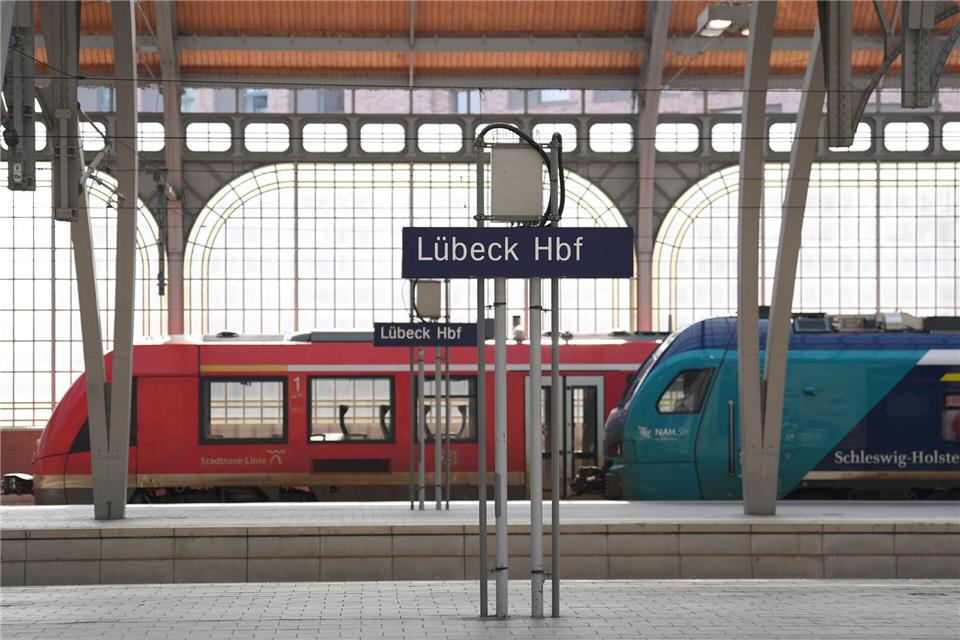 Der Hauptbahnhof Lübeck wird nach dem Fahrplanwechsel im Dezember nicht mehr von Fernzügen angefahren. (Archivbild)Marcus Brandt/dpa