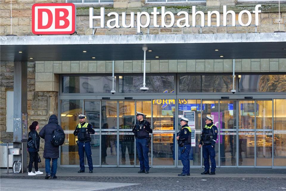Der Hauptbahnhof wird für die Entschärfung gesperrt.Henning Kaiser/dpa
