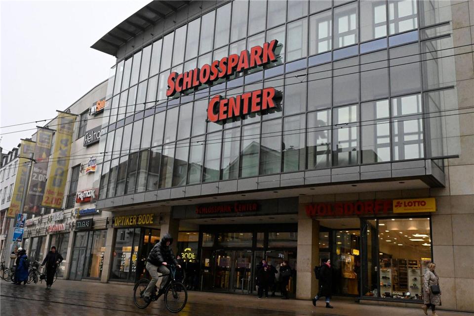 Der Haupteingang des „Schlossparkcenters“ in Schwerin. Vor dem Einkaufszentrum war am Dienstag ein Mann erstochen worden. Philip Dulian/dpa