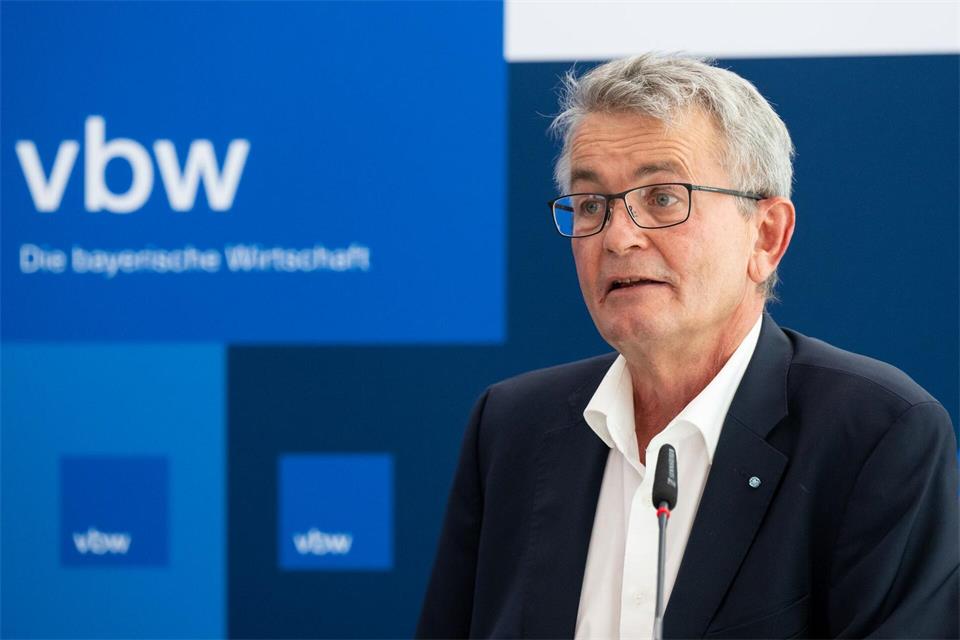 Der Hauptgeschäftsführer der vbw, Bertram Brossardt, sieht Hoffnung - aber noch keinen Grund zur Entwarnung. (Archivbild)Sven Hoppe/dpa