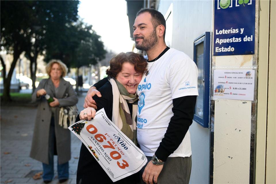 Der Hauptgewinn bei der diesjährigen Jesuskind-Lotterie entfällt dieses Jahr auf die Losnummer 06.703.Víctor Fernández/EUROPA PRESS/dpa