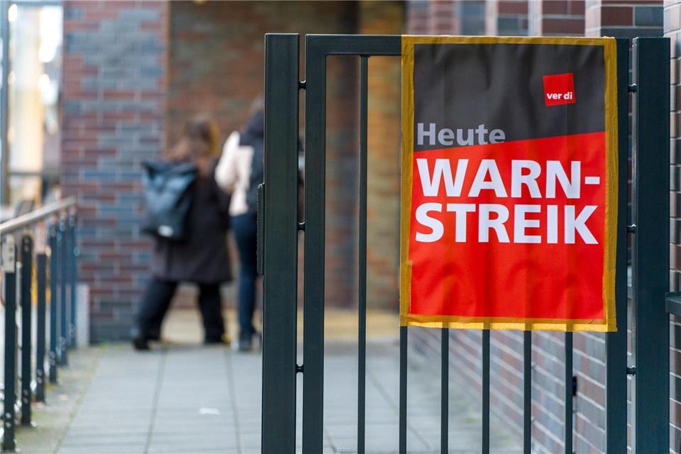 Der Hauptsitz der ESWE in Wiesbaden wird bestreikt.Andreas Arnold/dpa