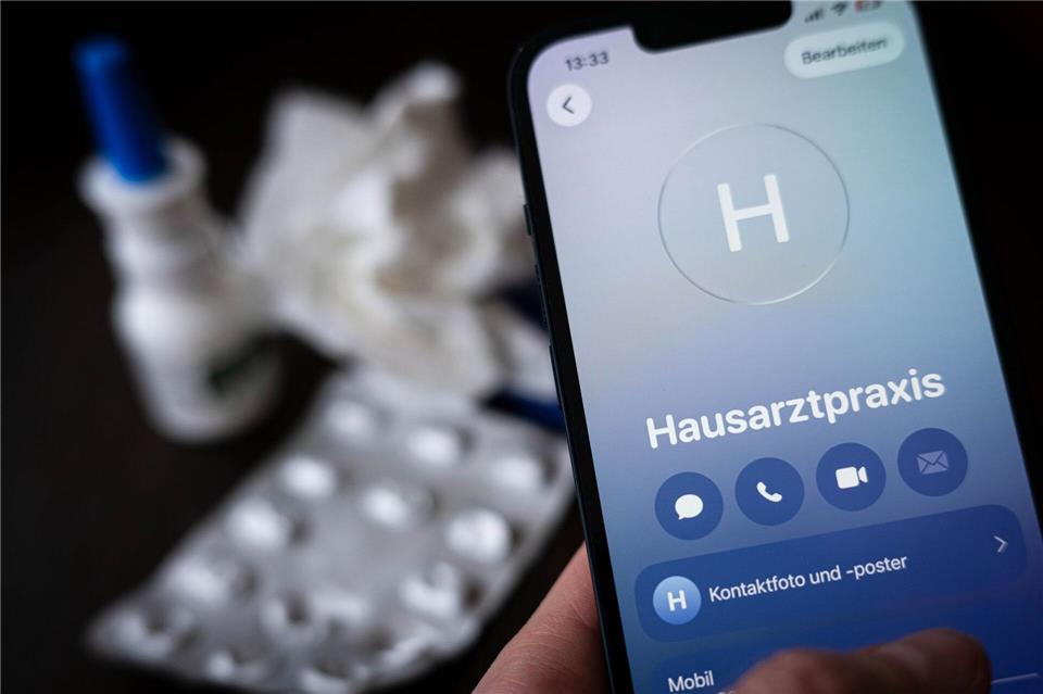 Der Hausarzt schreibt einen krank: Bei Arbeitsunfähigkeit zahlt der Arbeitgeber dann das volle Gehalt für einen Zeitraum von bis zu sechs Wochen weiter.Sina Schuldt/dpa