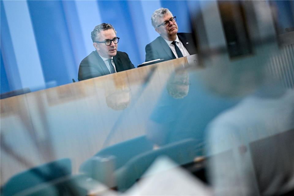 Der Haushalt ist fertig zur Abstimmung im Parlament - doch die Parlamentarier haben schon ganz andere Probleme. Britta Pedersen/dpa