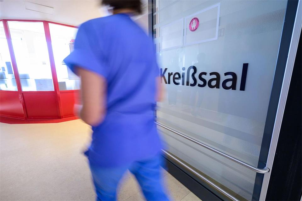 Der Hebammenverband Schleswig-Holstein warnt mit Blick auf die Krankenhausreform vor der Schließung weiterer Kreißsäle. (Symbolbild)Philipp Schulze/dpa