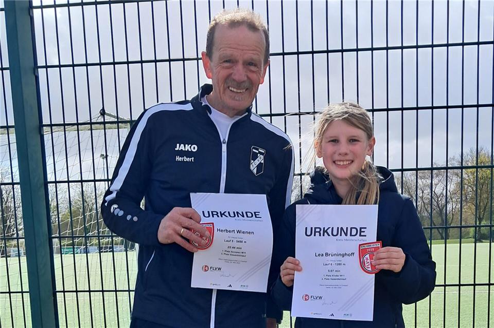 Der Heidener Doppel-Kreismeister Herbert Wienen (links) mit Lea Brüninghoff, die den Titel zum vierten am Stück holte.