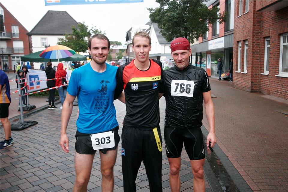 Der Heidener Lokalmatador Jonas Osterholt (mitte) gewann das Hauptrennen über zehn Kilometer ganz souverän vor Christoph Stork (links) und Jörg Bollenberg.