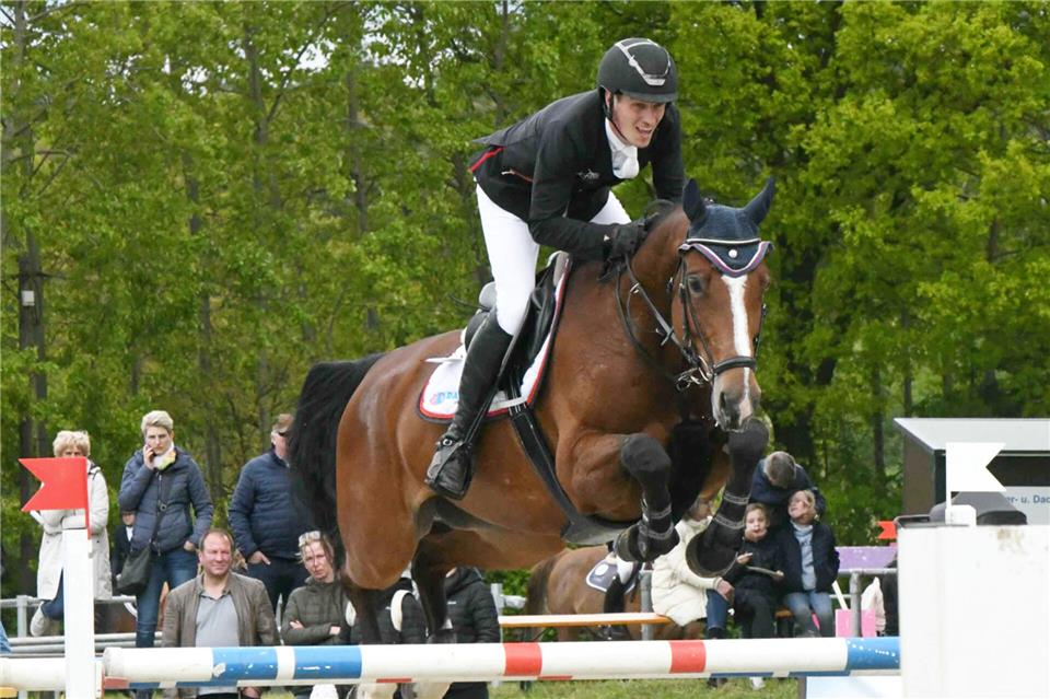 Der Heidener Lokalmatador (hier im Sattel von Umeko) hofft beim eigenen Turnier nicht nur beim „Großen Preis“ am späten Samstagnachmittag auf vordere Platzierungen.