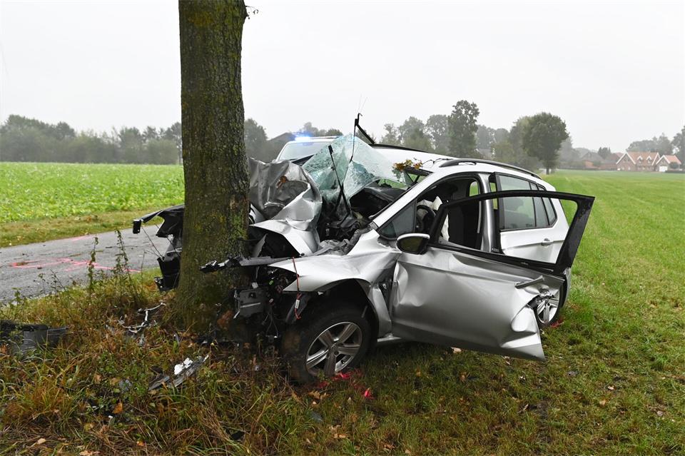 Der Heidener ist mit seinem Auto frontal gegen einen Baum geprallt und hat sich dabei tödlich verletzt. 