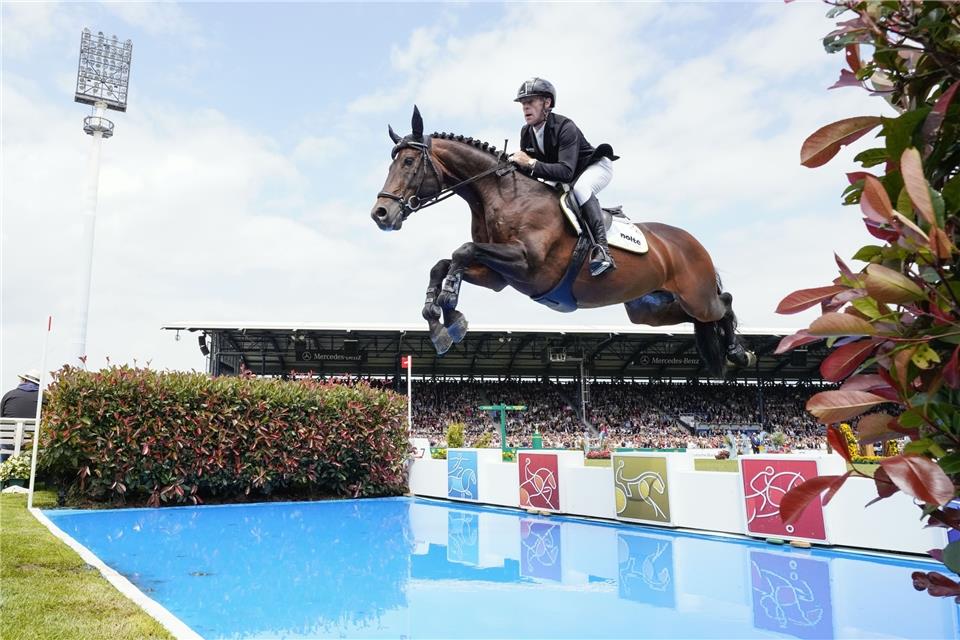 Der Hengst Stargold von Marcus Ehning (hier im Vorjahr beim CHIO-Sieg in Aachen am Wassergraben) war verletzt. Ein Einsatz bei den Olympischen Spielen in Paris käme zu früh, sagt Marcus Ehning. 