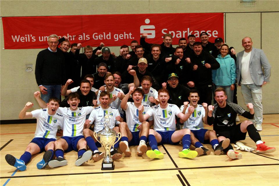 Der Henkelpott bleibt in den Händen des RSV Borken. Hubert Buss vom Turniersponsor Sparkasse Westmünsterland (links) sowie Silke Mohrenz und Michael Feldhaus vom veranstaltenden Stadtsportverband Borken (rechts) freuen sich mit den alten und neuen Hallen-Königen.