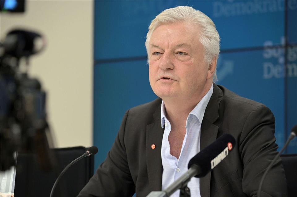 Rechtsextremes „Compact“-Magazin erstreitet Konto-Eröffnung Der Herausgeber des rechtsextremen Magazins „Compact“, Jürgen Elsässer, wehrt sich dagegen, dass Geldinstitute dem Medienunternehmen ein Konto verweigern wollten. Michael Bahlo/dpa