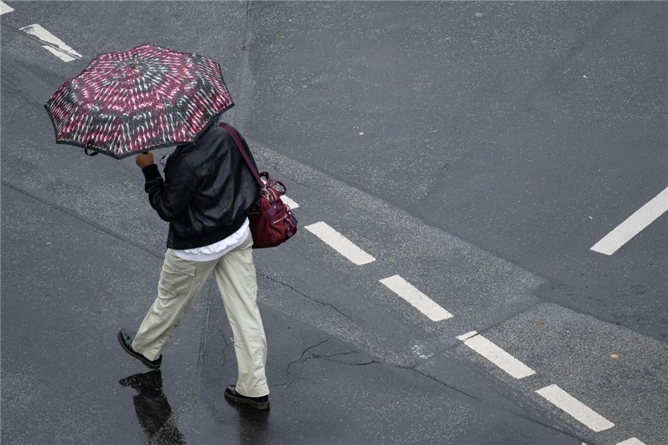 Die Woche beginnt trüb und mit Regen Der Herbst wird jetzt nass (Illustration)Boris Roessler/dpa