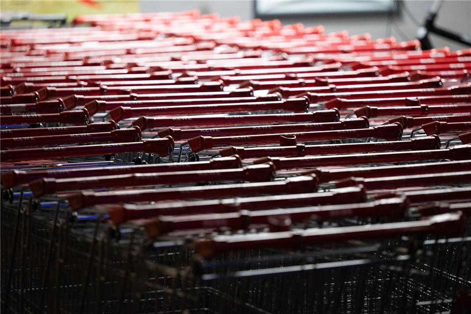 Der Hersteller von Einkaufswagen Wanzl will zwei seiner deutschen Werke schließen. (Symbolbild) Sebastian Kahnert/dpa
