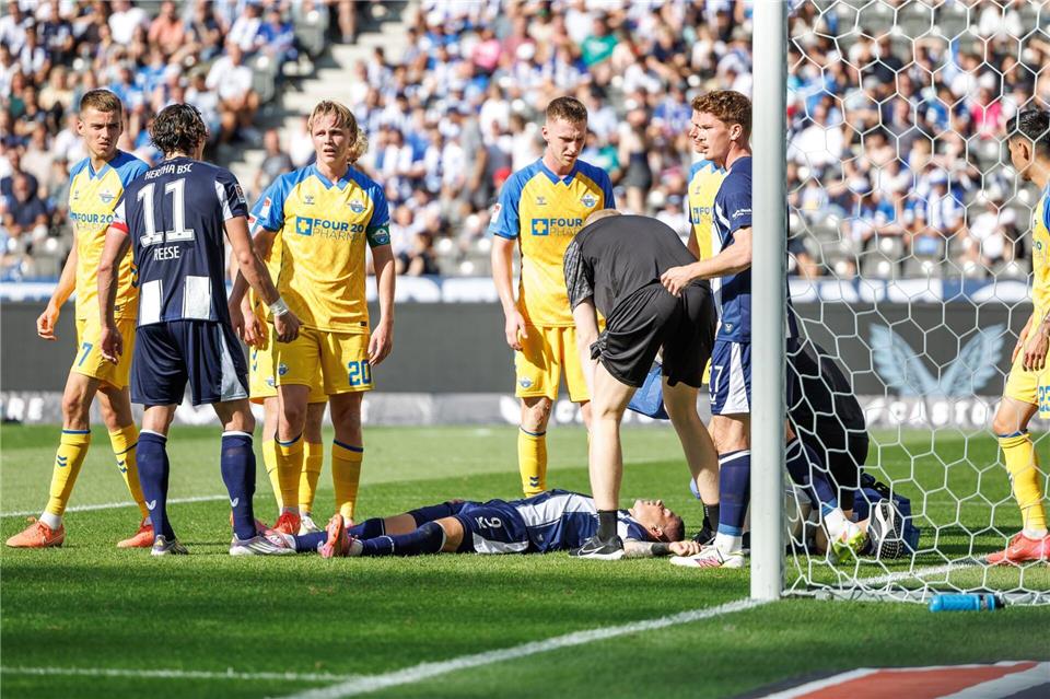 Der Herthaner Dawid Kownacki (m, liegend) konnte schon wieder individuell trainieren.Andreas Gora/dpa