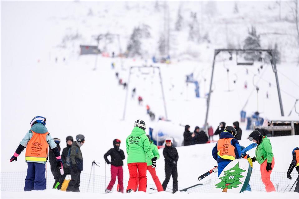 Der Hexenritt am Wurmberg war gut besucht.Swen Pförtner/dpa