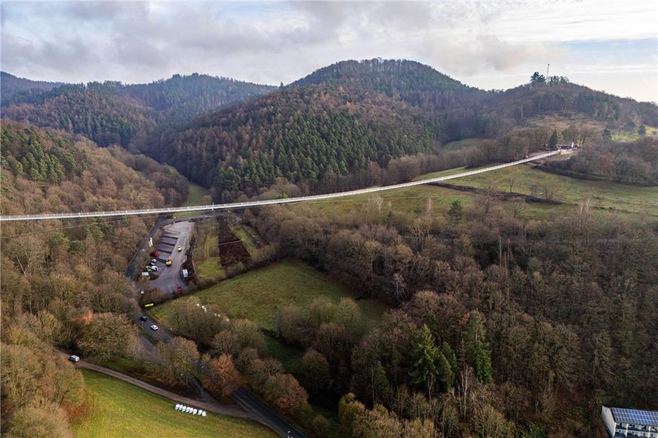 Der Highwalk Rotenburg ist 617 Meter lang. Das Bauwerk ist die zweitlängste Fußgänger-Hängebrücke Deutschlands. Christian Lademann/dpa