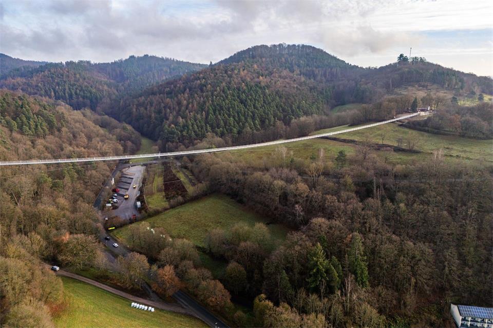 Der Highwalk führt auf mehr als 600 Metern Länge bis zu 60 Meter über das Kottenbachtal. (Archivbild)picture alliance/dpa