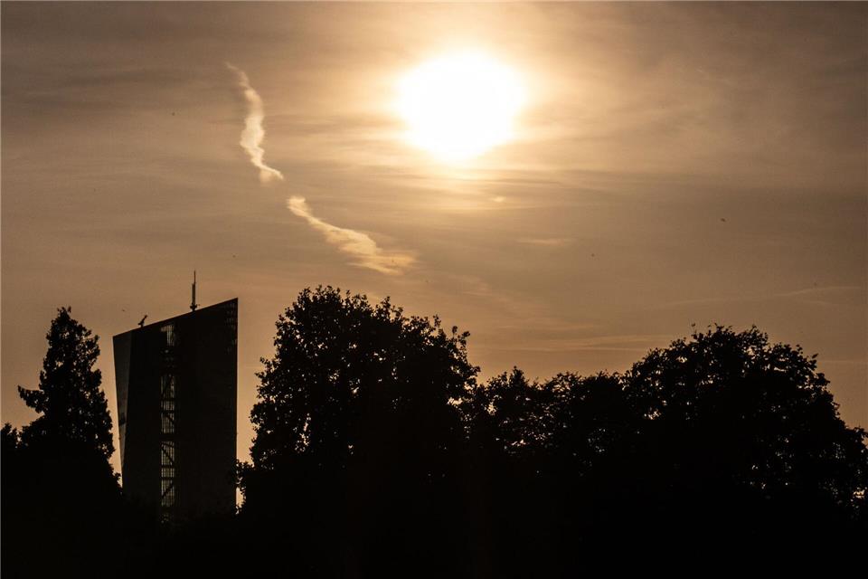 Der Himmel über Hessen ist oft von Wolken bedeckt - teils ziehen Gewitter auf.Boris Roessler/dpa