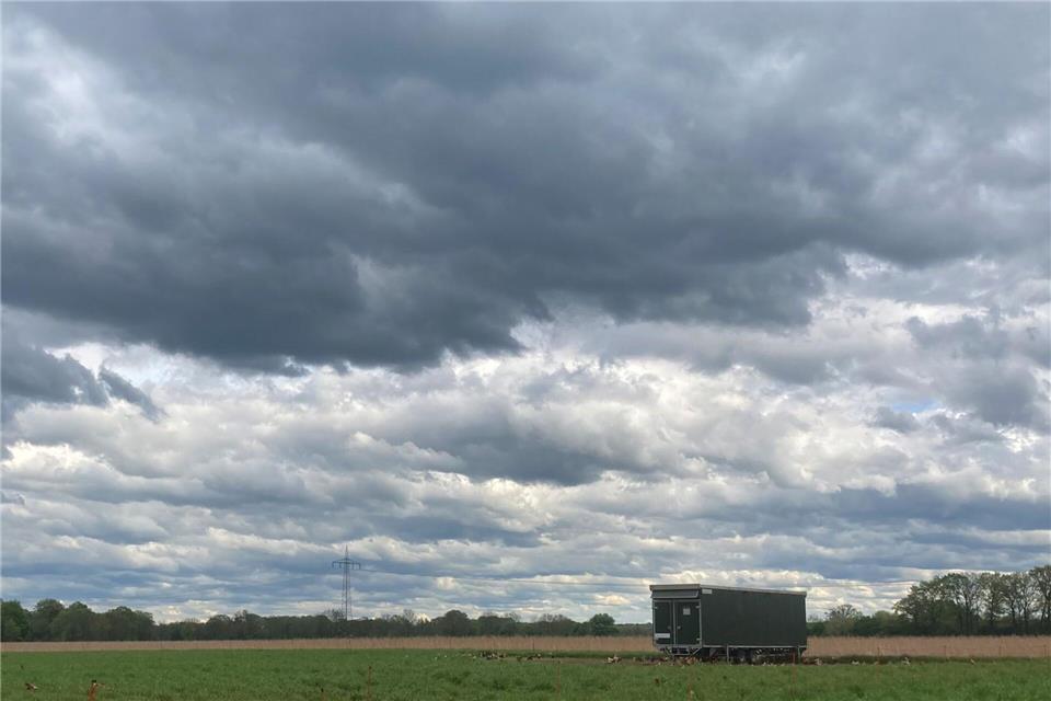 Der Himmel über dem Münsterland ist wolkenverhangen, Regenschauer sind möglich.Ulf Zimmermann/dpa