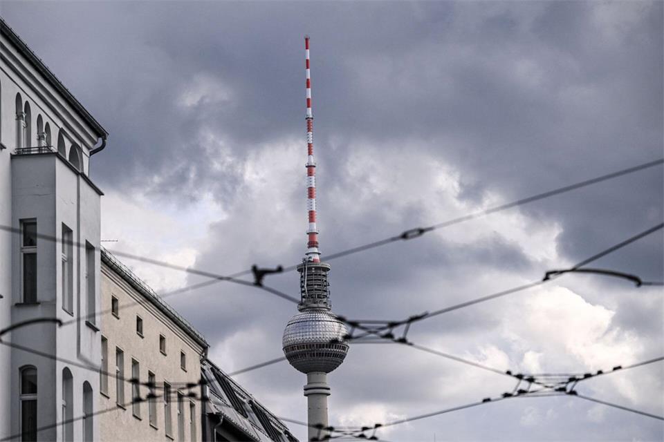 Der Himmel zeigt sich am Wochenende mehrheitlich grau.Britta Pedersen/dpa