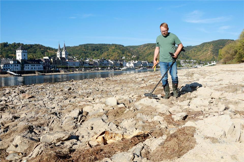 Der Hobby-Archäologe Christian Ganser sucht mit Genehmigung der Landesarchäologie am Rheinufer. Christian Butt/dpa