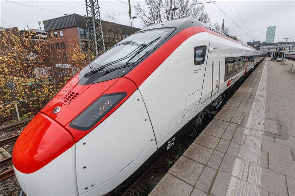 Der Hochgeschwindigkeitszug „Giruno“ fährt zwischen Hamburg und Basel.Markus Scholz/dpa