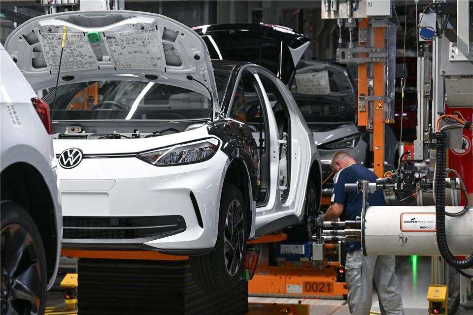 Der Hochlauf der Elektromobilität geht aus Sicht der Industrie zu langsam voran. (Symbolbild)Hendrik Schmidt/dpa