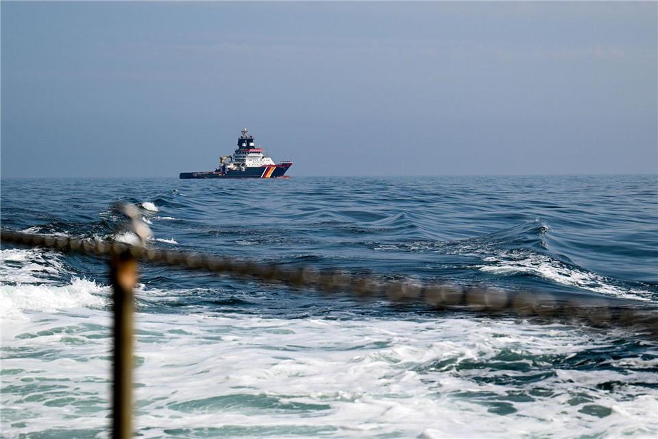 Der Hochseeschlepper „Nordic“ nahm den treibenden Ponton an den Haken. (Symbolbild)Sina Schuldt/dpa
