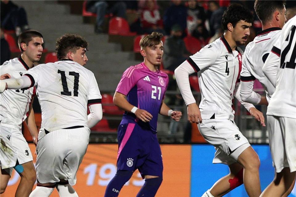 Der Höhenflug von Lennart Karl (Mitte) geht weiter.Artur Stabulnieks/dpa