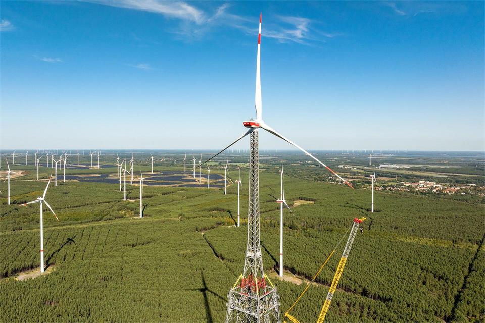 Der Höhenwindturm - hier noch im Bau - ist die höchste Windenergieanlage der Welt und zugleich das zweithöchste Bauwerk Deutschlands. (Archivbild)Frank Hammerschmidt/dpa