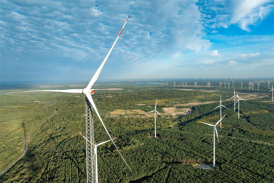 Der Höhenwindturm überragt alle anderen Anlagen.Frank Hammerschmidt/dpa