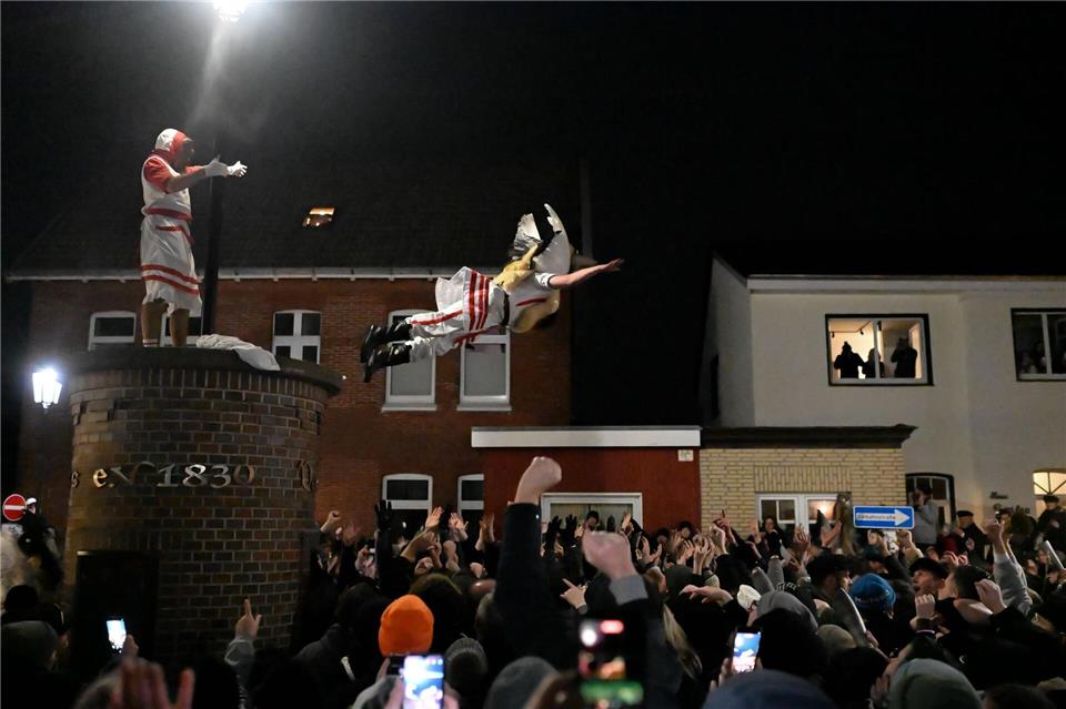 Der Höhepunkt des Klaasohm-Fests auf Borkum ist das Springen der Klaasohms von einer Säule in die Menschenmenge. Lars Penning/dpa