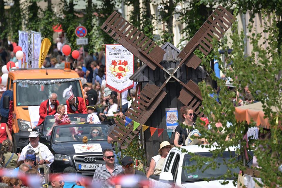 Der Höhepunkt des Spargelfestes ist der traditionelle Umzug. Michael Bahlo/dpa