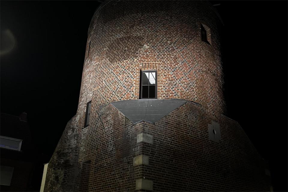 Der Holkensturm am Butenwall gehört zu den Wahrzeichen von Borken. Täglich bis 22 Uhr erstrahlt er im Scheinwerferlicht. 