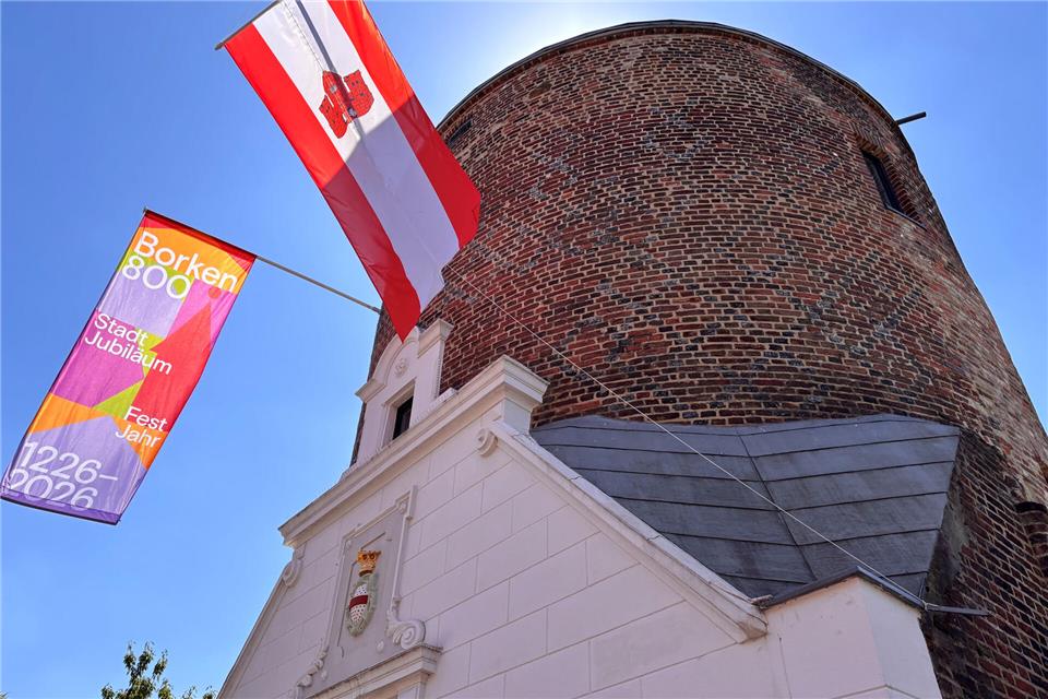 Der Holkensturm an der Wallstraße gehört zu den Wahrzeichen der Stadt und ist für das Jubiläum geflaggt.