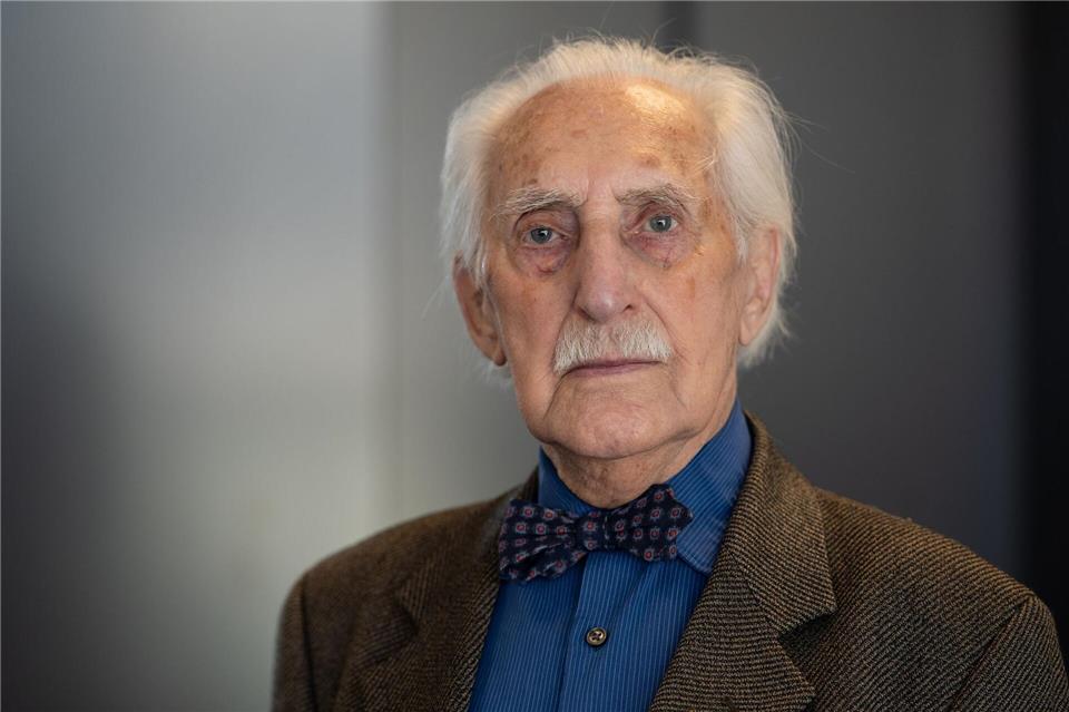 Der Holocaust-Überlebende Leon Weintraub äußert sich auch im hohen Alter zu politischen Ereignissen. (Archivbild)Swen Pförtner/dpa